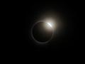 Całkowite zaćmienie Słońca - tzw. pierścień z diamentem - tarcza słoneczna na chwilę przed całkowitym zasłonięciem jej przez Księżyc lub na chwilę po jej odsłonięciu (fot. The Exploratorium)